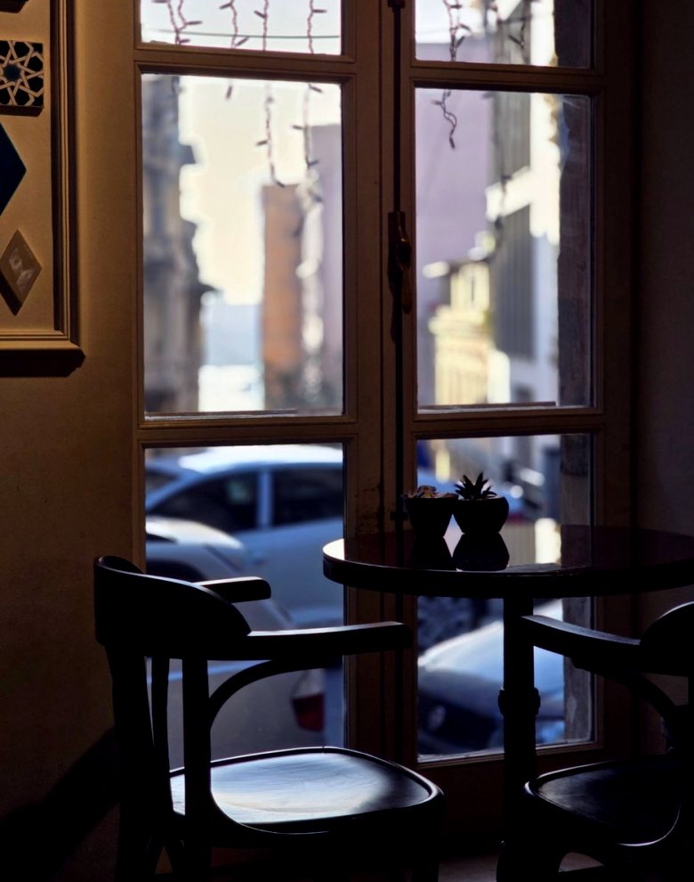 Café de barrio por la mañana