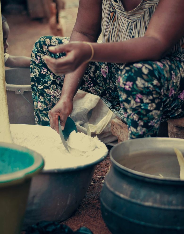 Cocinera en un mercado regional