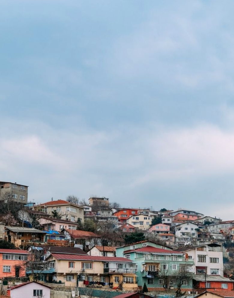 Calle de cerro con casas de colores