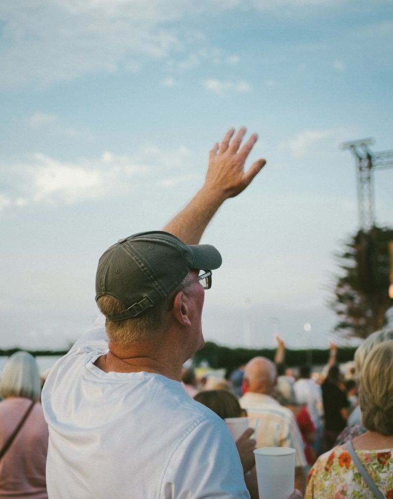 Público en un festival al aire libre